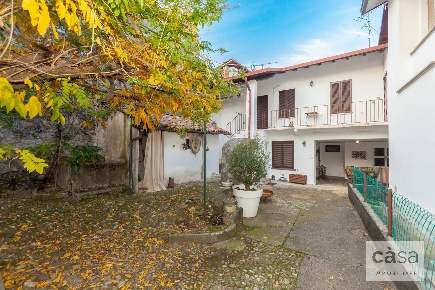 Foto Rustico in Via Italia Libera, Gazzada Schianno Centro di 159 m²