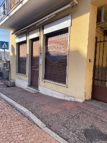 Foto Locale commerciale in Piazza Tolini, Luino Centro di 59 m² in vendita