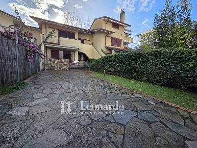 Foto Appartamento in via Pascoli, Pietrasanta di 105 m² con 6 locali