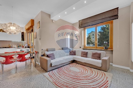 Foto Villa unifamiliare in via Milano, Rho Centro di 300 m² con 5 locali