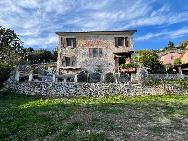 Foto Rustico in Via Croce, Seravezza di 97 m² con 8 locali in vendita