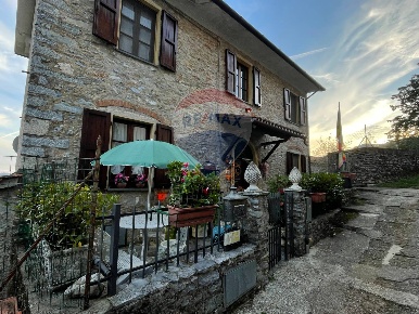 Foto Rustico in Via Croce, Seravezza di 97 m² con 8 locali in vendita