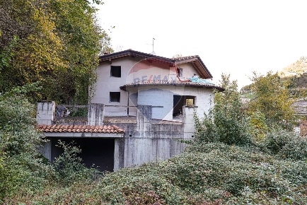 Foto Rustico a San Pellegrino Terme Centro di 450 m² con 7 locali
