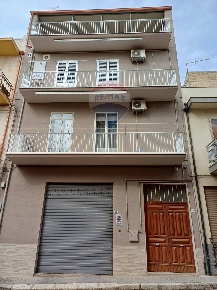 Foto Casa indipendente in via Gagini, Ragusa Centro di 250 m² con 15 locali