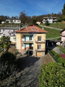 Foto Casa indipendente in VIA LAVIZZARI, Rodero di 220 m² con 10 locali