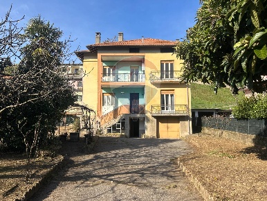 Foto Casa indipendente in VIA LAVIZZARI, Rodero di 220 m² con 10 locali