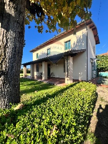 Foto Villa singola in via dei lecci, Viareggio Torre del Lago di 166 m²