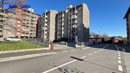 Foto Appartamento in Via Chambery, Aosta Centro di 136 m² con 4 locali