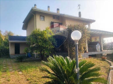 Foto Casa indipendente a Loano Centro di 288 m² con 12 locali in vendita