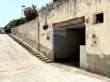 Foto Box in Via Salvemini, Vieste Centro di 95 m² con 1 locali in vendita