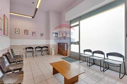 Foto Negozio in Via Vittorio Veneto, Brugherio Centro di 63 m² con 2 locali