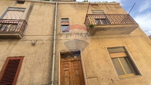 Foto Appartamento in Via Puccini, Caltavuturo di 108 m² con 5 locali