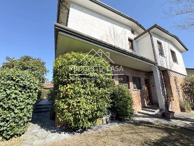 Foto Casa indipendente in VIA TOTI, Viareggio di 200 m² con 8 locali