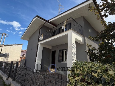 Foto Villa singola in via Gioacchino Rossini, Nereto Centro di 350 m²