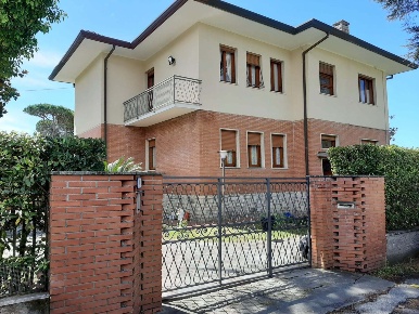 Foto Villa unifamiliare a Forte dei Marmi di 150 m² con 7 locali in affitto
