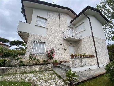 Foto Villa unifamiliare a Forte dei Marmi Vittoria Apuana di 150 m²