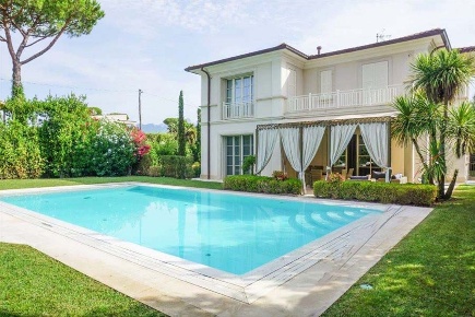 Foto Villa unifamiliare a Forte dei Marmi di 350 m² con 12 locali
