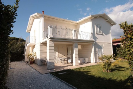Foto Villa unifamiliare a Forte dei Marmi di 250 m² con 12 locali