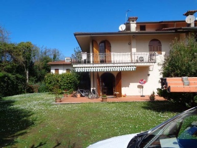 Foto Villa bifamiliare a Forte dei Marmi di 150 m² con 8 locali in affitto
