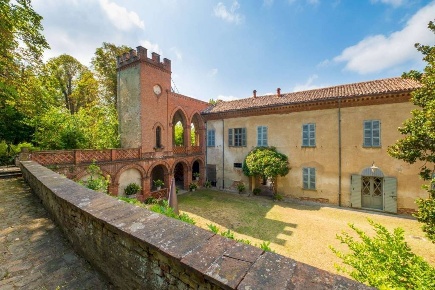 Foto Rustico in piazza Bezzi, Incisa Scapaccino Borgo Villa Il Poggio