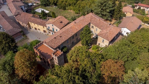 Foto Rustico in piazza Bezzi, Incisa Scapaccino Borgo Villa Il Poggio