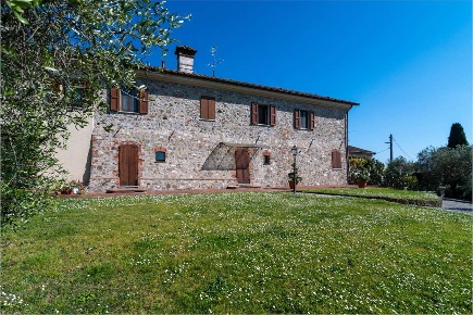 Foto Villa unifamiliare a Sarzana di 400 m² con 10 locali in vendita