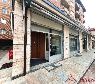 Foto Negozio in Via V. vernazza  7/B, Alba Centro di 200 m² con 5 locali