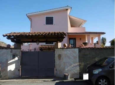 Foto Villa a schiera in Via Cremosano 44, Roma Dragona di 200 m² all'asta