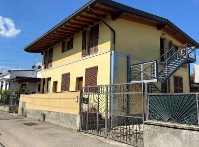 Foto Appartamento in Via Manzoni 8, Macherio di 163 m² con 4 locali