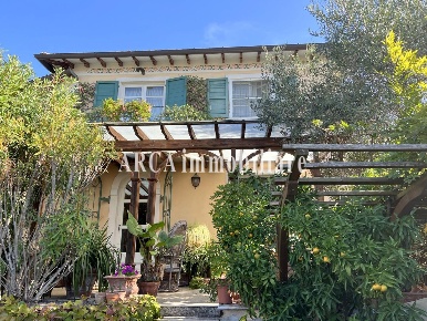 Foto Villa unifamiliare a Pietrasanta di 190 m² con 9 locali in vendita