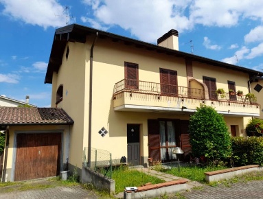 Foto Appartamento a Castano Primo Centro di 135 m² con 5 locali in vendita