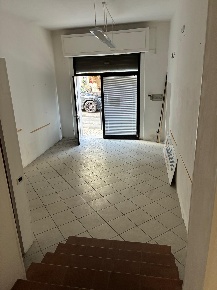 Foto Locale commerciale a Poggibonsi Centro di 45 m² con 3 locali