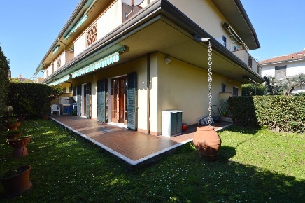 Foto Villa a schiera a Massa Marina di Massa Centro di 120 m² con 6 locali