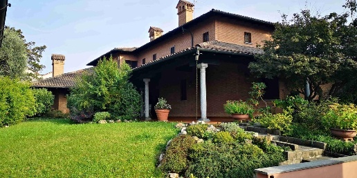 Foto Villa bifamiliare a Muggiò Centro di 1108 m² con 8 locali in vendita