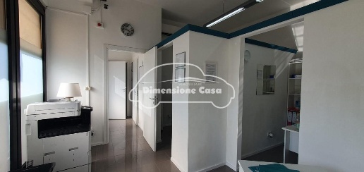 Foto Locale commerciale a Porcari Centro di 200 m² con 6 locali in vendita