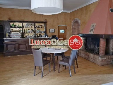 Foto Villa unifamiliare a Lucca Cerasomma di 375 m² con 5 locali in vendita