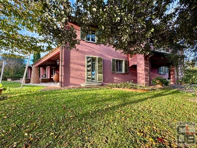 Foto Villa unifamiliare a Fucecchio di 350 m² con 11 locali in vendita