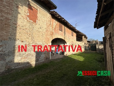 Foto Rustico in Via Alberici, Arzago d'Adda Centro di 340 m² con 4 locali