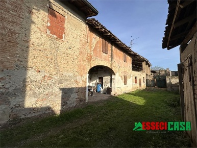 Foto Rustico in Via Alberici, Arzago d'Adda Centro di 340 m² con 4 locali