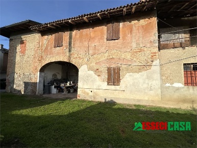 Foto Rustico in Via Alberici, Arzago d'Adda Centro di 340 m² con 4 locali