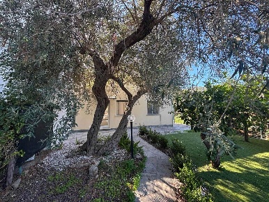 Foto Villa unifamiliare a Cefalù Centro di 100 m² con 3 locali in affitto