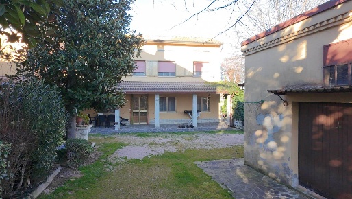 Foto Case semi ndipendenti a Medolla Centro di 116 m² con 7 locali