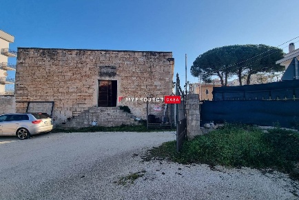 Foto Magazzino in Via Massafra 189, Martina Franca di 400 m² con 8 locali