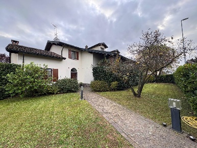 Foto Villa unifamiliare a Gambolò Centro di 270 m² con 6 locali in vendita