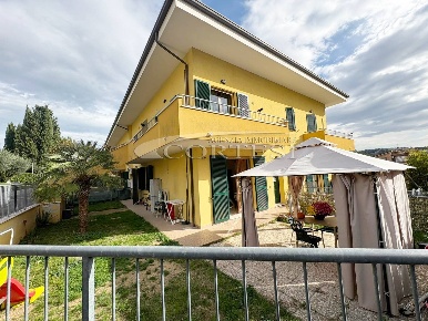 Foto Appartamento a Monte Porzio di 80 m² con 4 locali in vendita