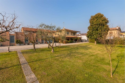 Foto Villa unifamiliare in Via Isonzo 11, Vazzola Centro di 600 m²