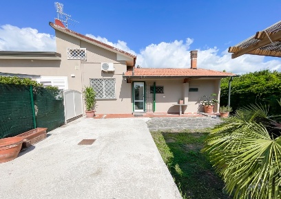 Foto Villa bifamiliare in Via della Gronda 325, Viareggio di 51 m²
