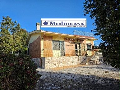 Foto Casa indipendente in Via Colle Cagioli, Lariano di 110 m² con 3 locali