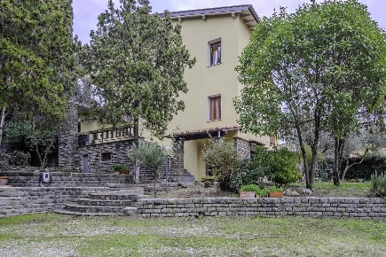 Foto Villa bifamiliare a Fiesole Pian Di Mugnone di 200 m² con 9 locali