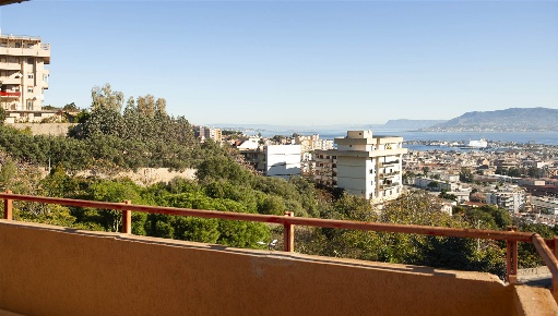 Foto Appartamento a Messina Villaggio Santo di 130 m² con 6 locali